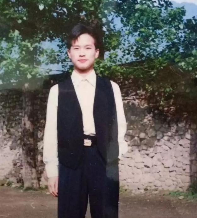 准岳父下跪求他离开女儿，决心创业进深山养鸡16年，带领村民致富