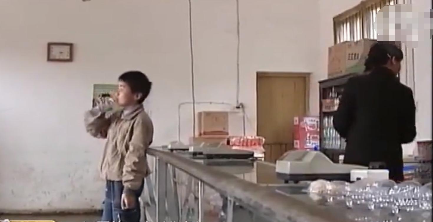 江西14岁男孩10年间，每天强迫自己喝30斤水，医生：必须这样喝水