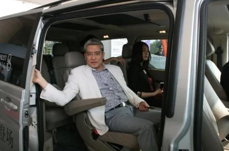 *咸平郎**：*养包**小31岁空姐，联合妻子夺回两套房，还要900万赔偿