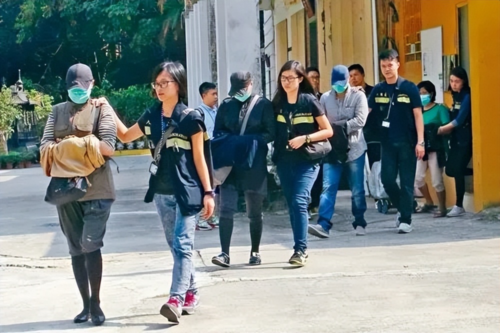 胆真大的假尼姑，开豪车住豪宅夜夜笙歌，把寺庙当做摇钱树！