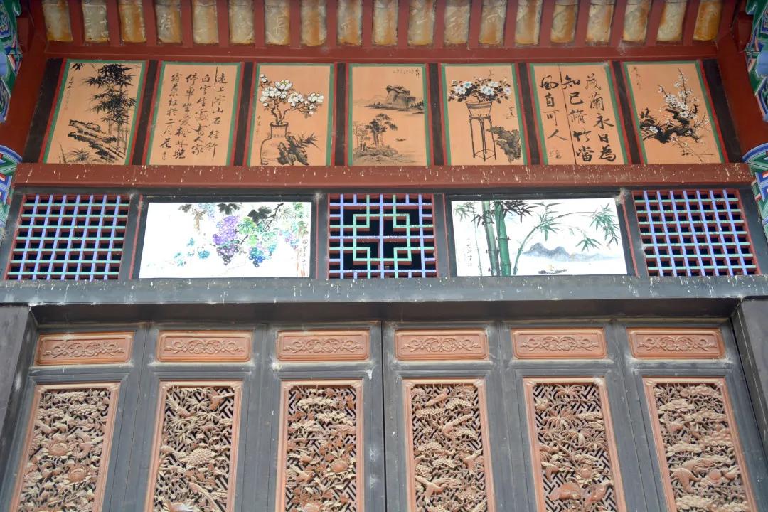 易门这家祖祠雕梁画栋，是一座四合五天井院落