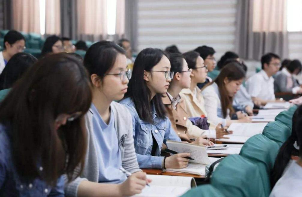未来最吃香的三个铁饭碗,明年起铁饭碗更铁了这三种职业
