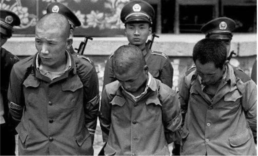 刑法出台的第4年，让*小平邓**决心“严打”的是内蒙古那件惊天大案