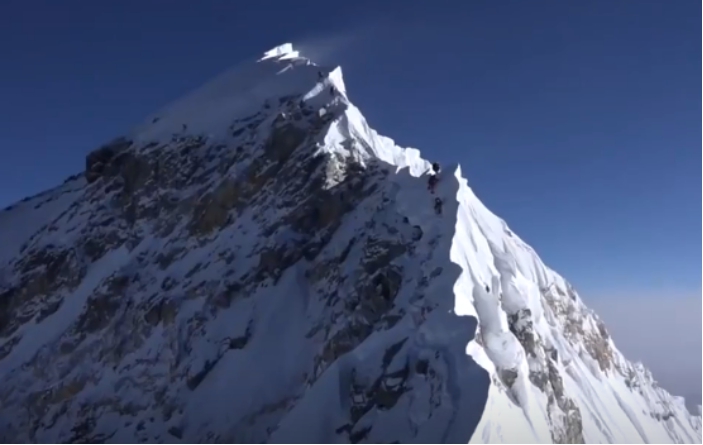 一对夫妻勇登珠穆拉玛峰，妻子缺氧倒在归程，她哀求道：别离开我