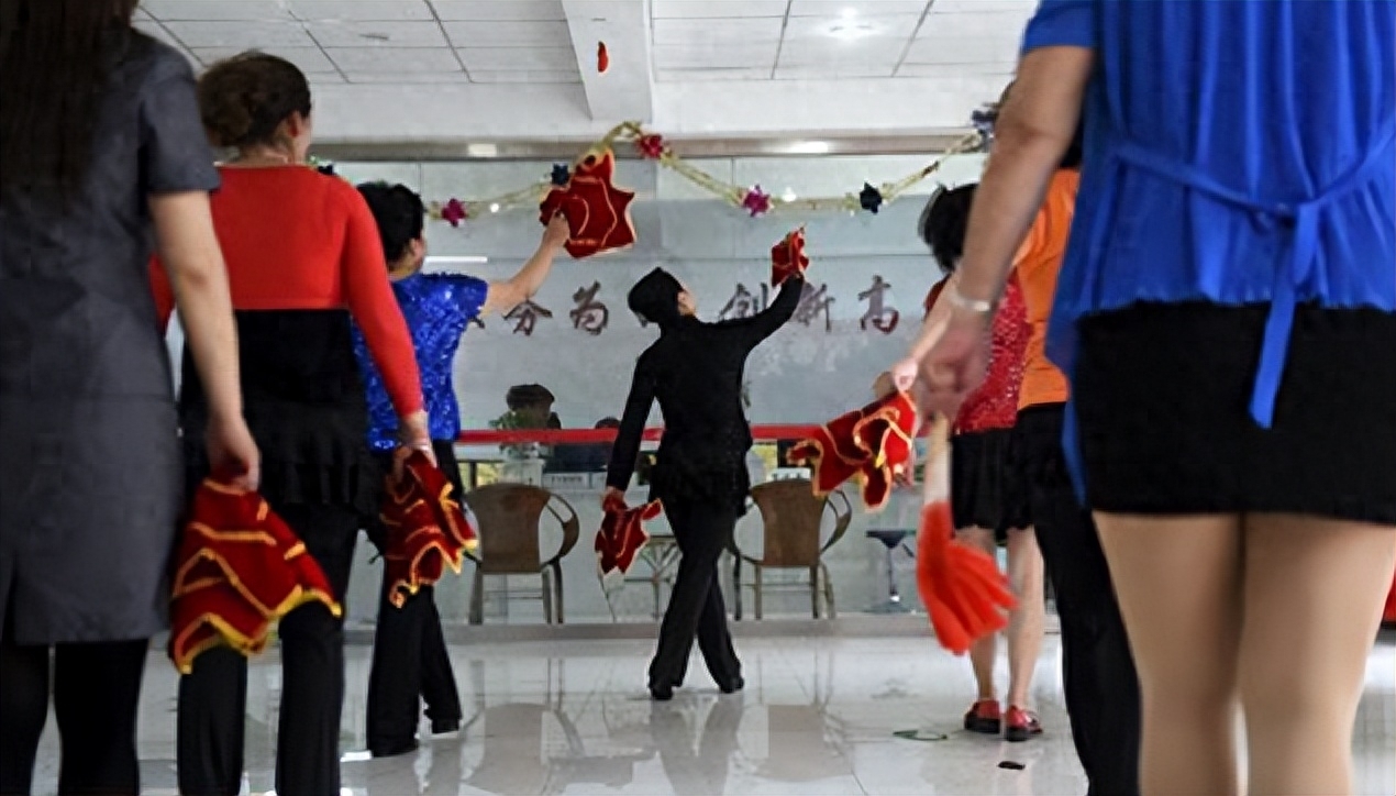 去武汉出差，同学小姨子热情招待我，与她发生幸福的事