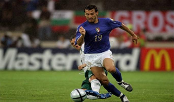 点球中了力柱可以补射吗,点球可以往后踢由队友补射