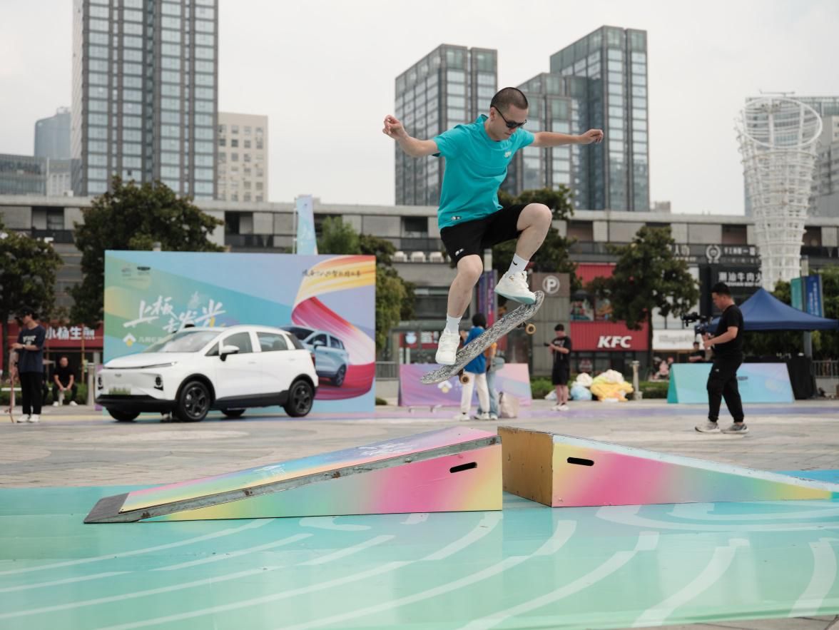 上板，去发光！7万元的“电滑板”——几何E萤火虫带你玩转高端局