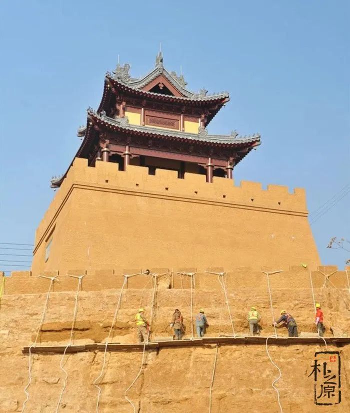 夯土墙与现代工艺结合,夯土景观墙