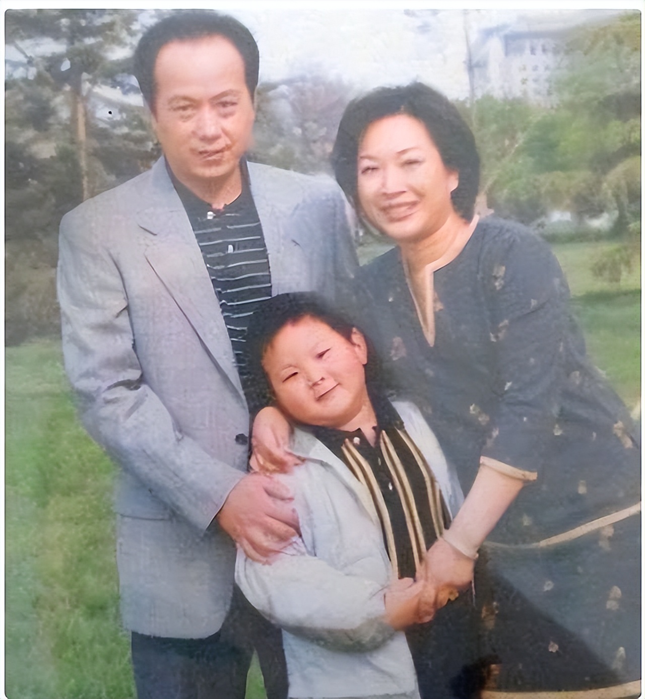 罗京去世近十年妻子改嫁豪门,罗京去世11年妻子携子改嫁富商