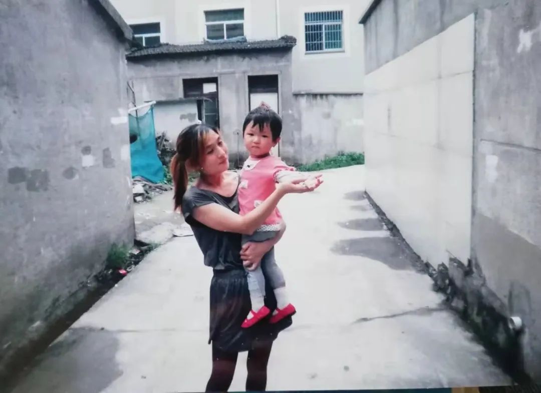 单亲妈妈为金钱而奋斗,单亲妈妈为孩子赚钱