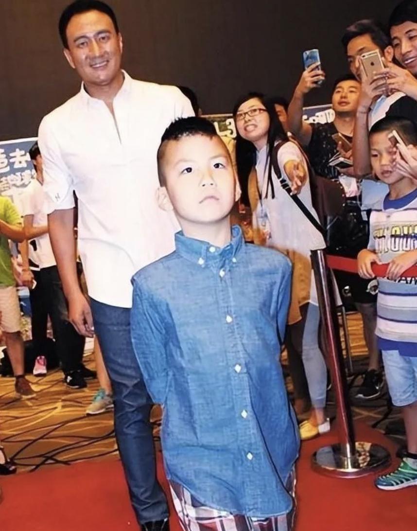 被时代洪流裹挟年轻人,被流量裹挟