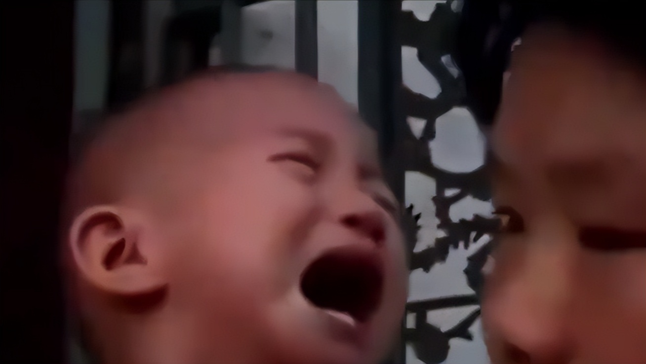 女童肚子超大疑似怀孕,2岁女婴肚中发现“胎儿”