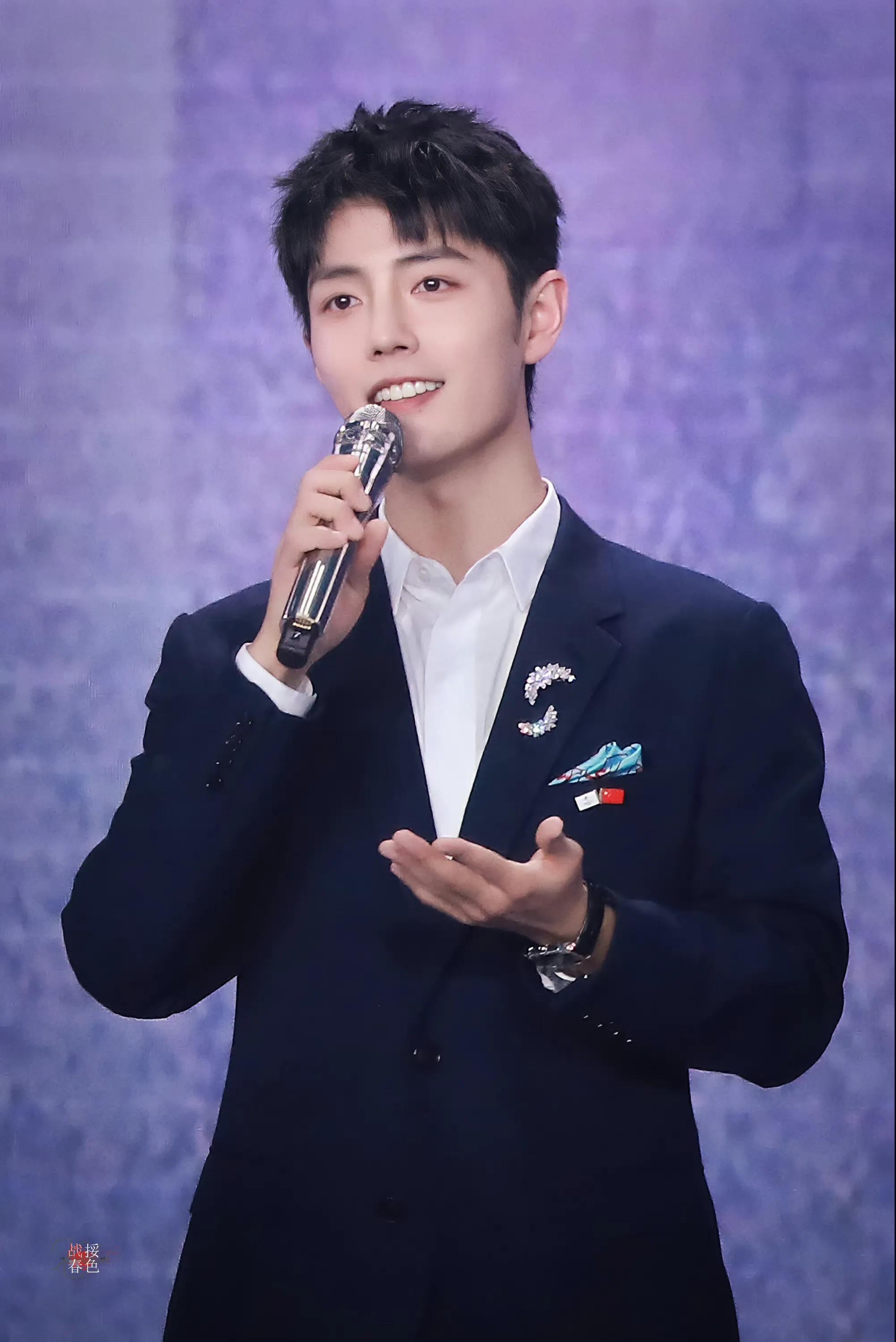 肖战近期活动造型,肖战微博之夜两套造型