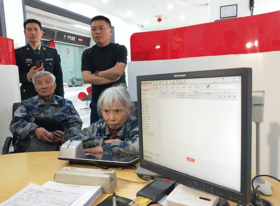 身穿15元鞋子老人向社会捐款1000万,老人穿15元鞋给家乡捐款1000万