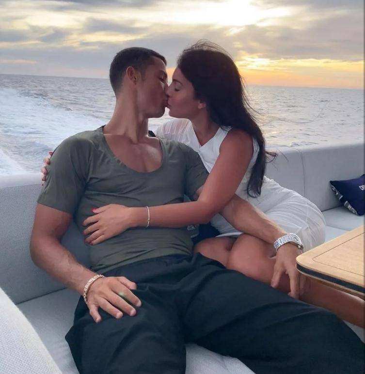 足球巨星c罗有几任妻子,c罗和女朋友情史