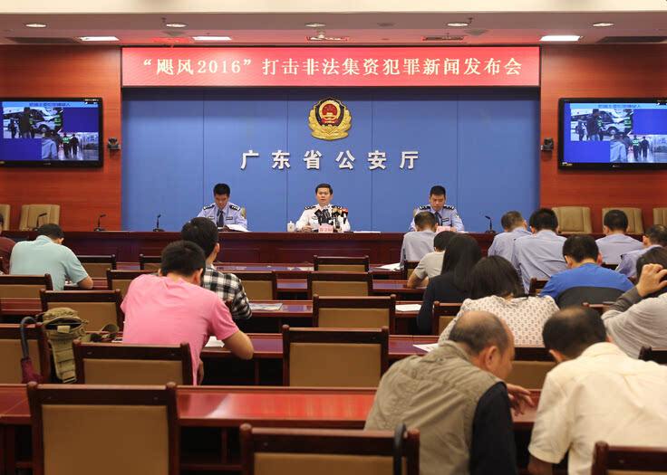 小伙晒海量现金引出大案,男子在家藏160万元现金