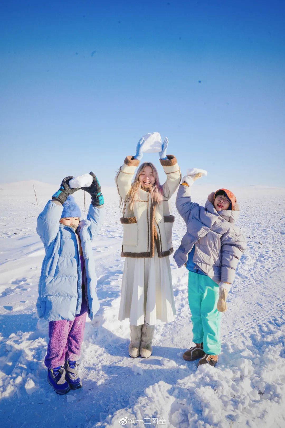 90后夫妻生4胞胎小伙卖房凑50万,90后夫妻卖500万房到内蒙古当农民