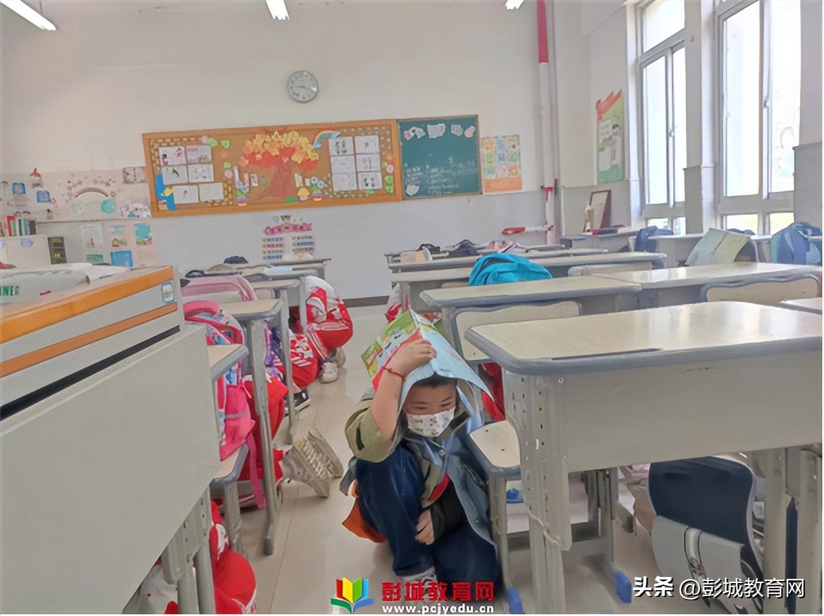 小学防震减灾安全教育简讯,遇地震莫惊慌