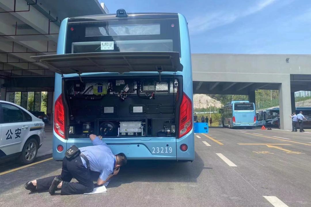 交警战高温致敬高温下的坚守,致敬暴雨中坚守的警察蜀黍