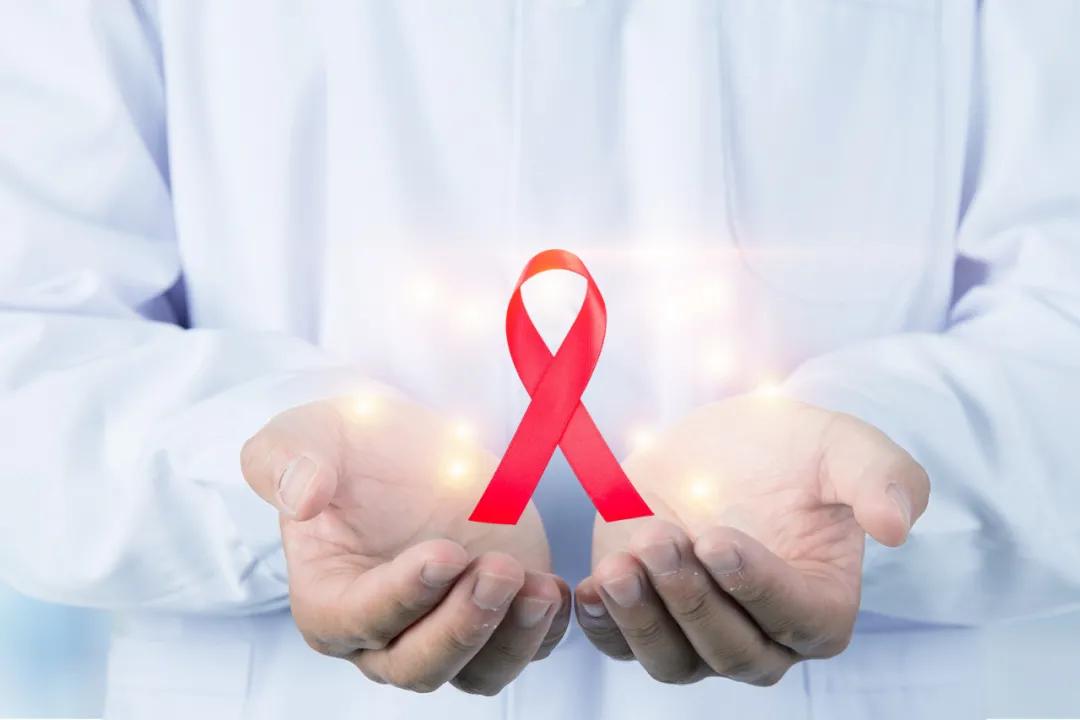 胸部发现有一片硬块,胸发现有肿瘤还有点痛是什么情况