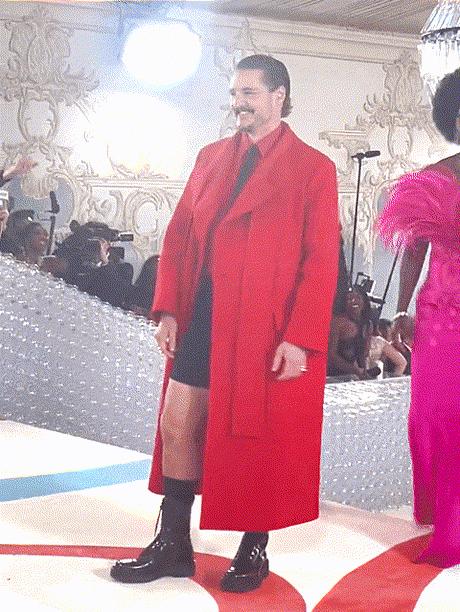 拖把头、海底生化人穿搭，美国这最受瞩目的一夜，如“群魔乱舞”