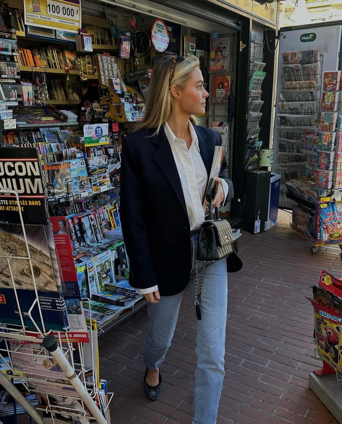 女人上了年纪少穿黑白灰,女人过了40岁就不要穿黑白灰