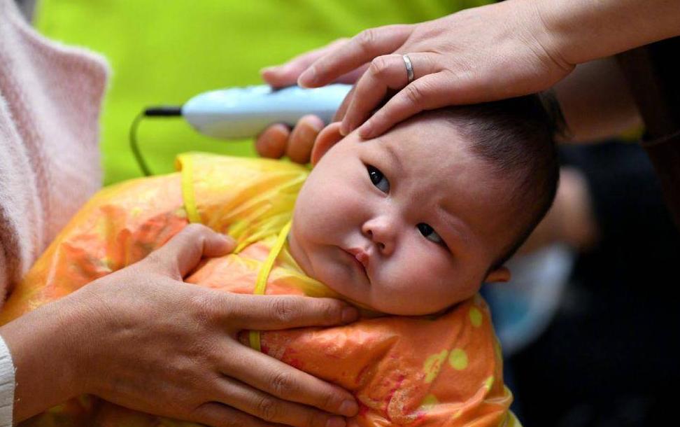 宝宝剃发后长红疹,宝宝剃光头脸上起红疹子