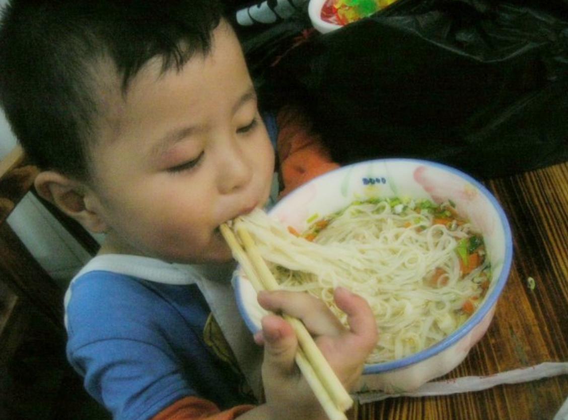 别再抢蒙脱石散了，医生：孩子用了会导致中毒，这种液体更有效