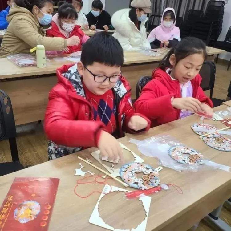 猜灯谜赢花灯趣味闹元宵,元宵节当然少不了做花灯猜灯谜