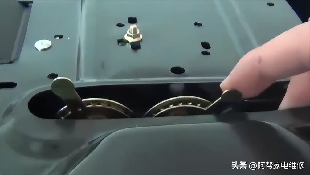 燃气灶点火成功后打火一直哒哒响,燃气灶打火一直滴滴响