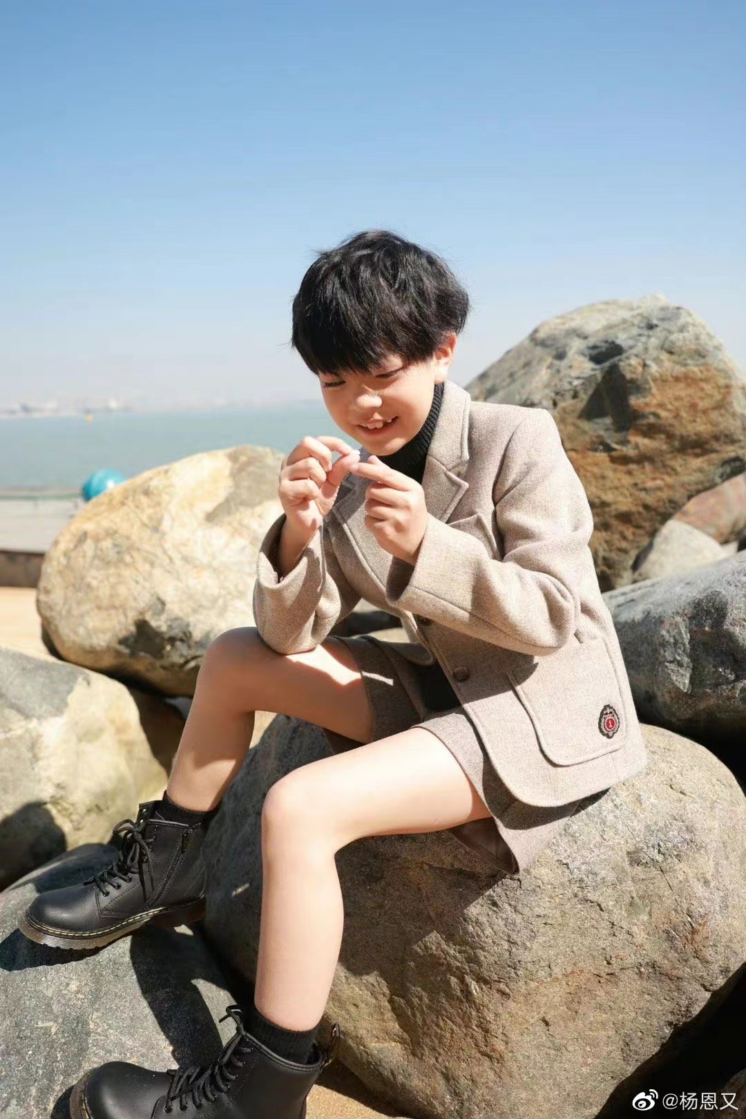 9岁的杨恩又好圈粉，短呢套装搭配马丁靴，剪短发后又帅又可爱