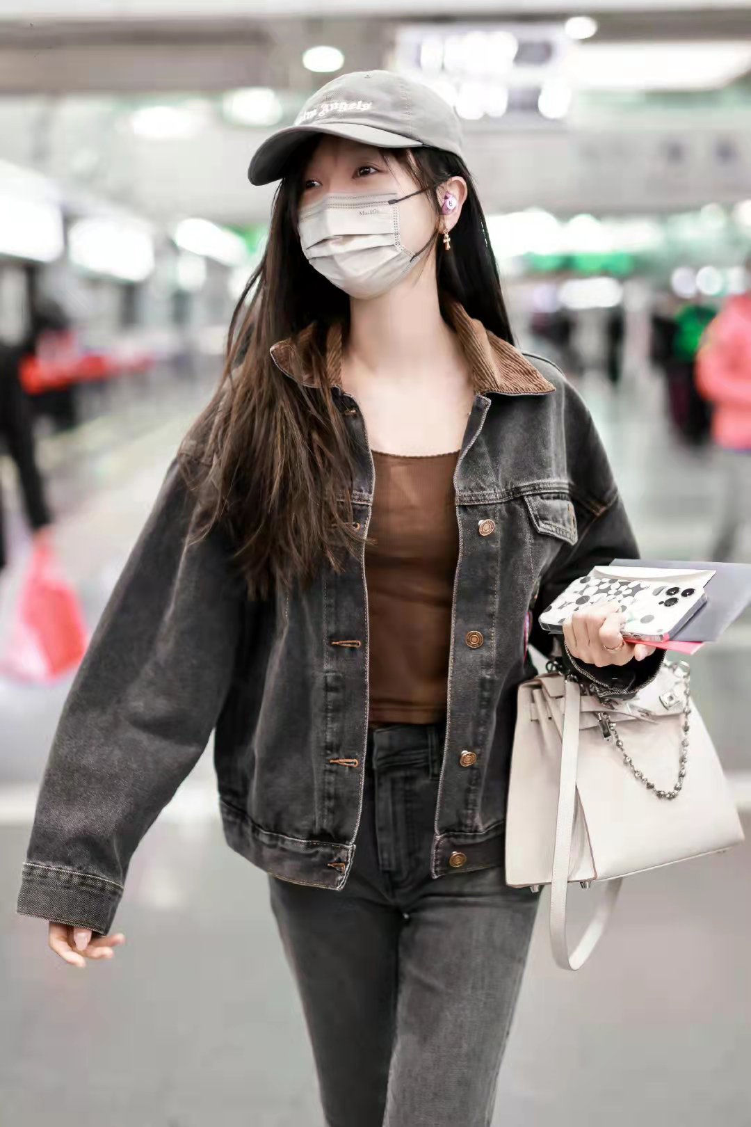 吴宣仪皮革十字星牛仔裤,吴宣仪牛仔裤新手驾到