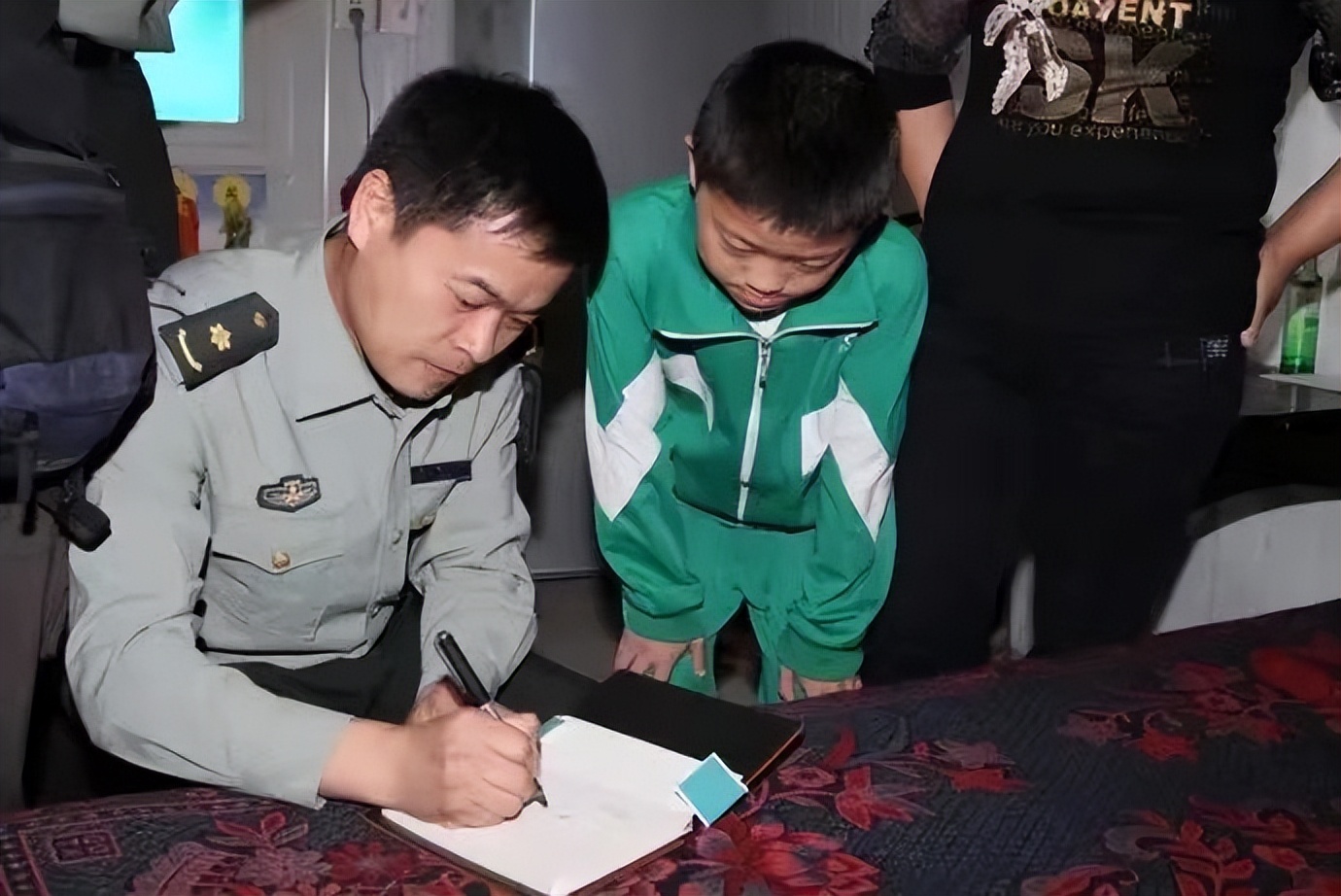 汶川地震后励志要当空降军的男孩,08年汶川地震第一次到灾区的部队