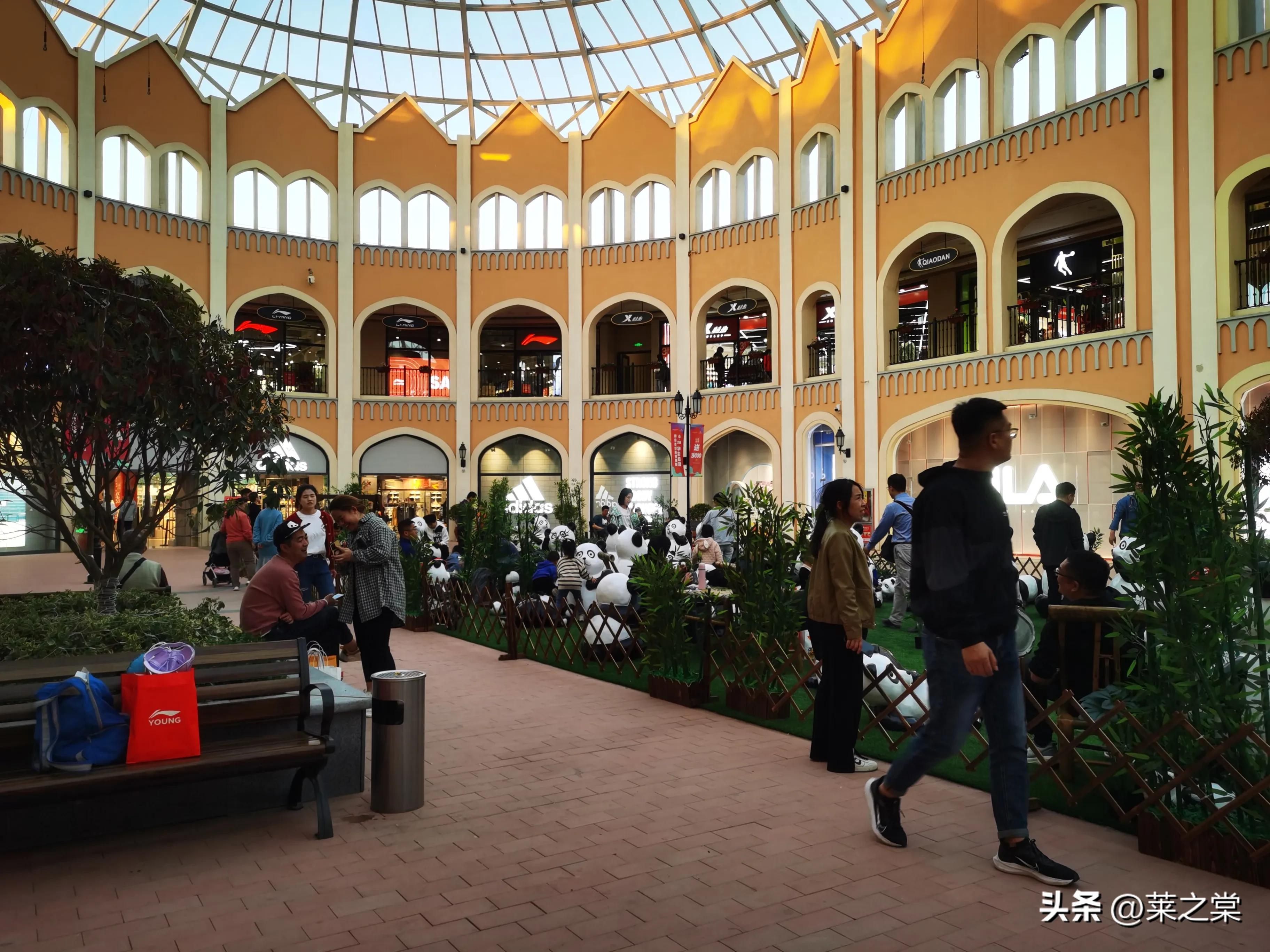 青岛的这家国际品牌卖场开业了，颇具国外风情