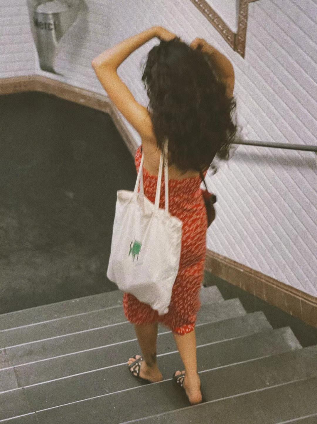 女士帆布包法国,法国女人穿衣服不追求奢侈品