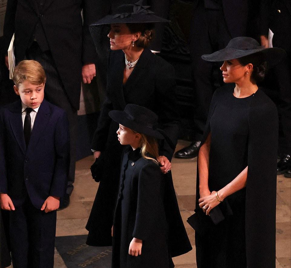 韩国第一夫人出访英国王室服装秀,韩国第一夫人美丽瞬间