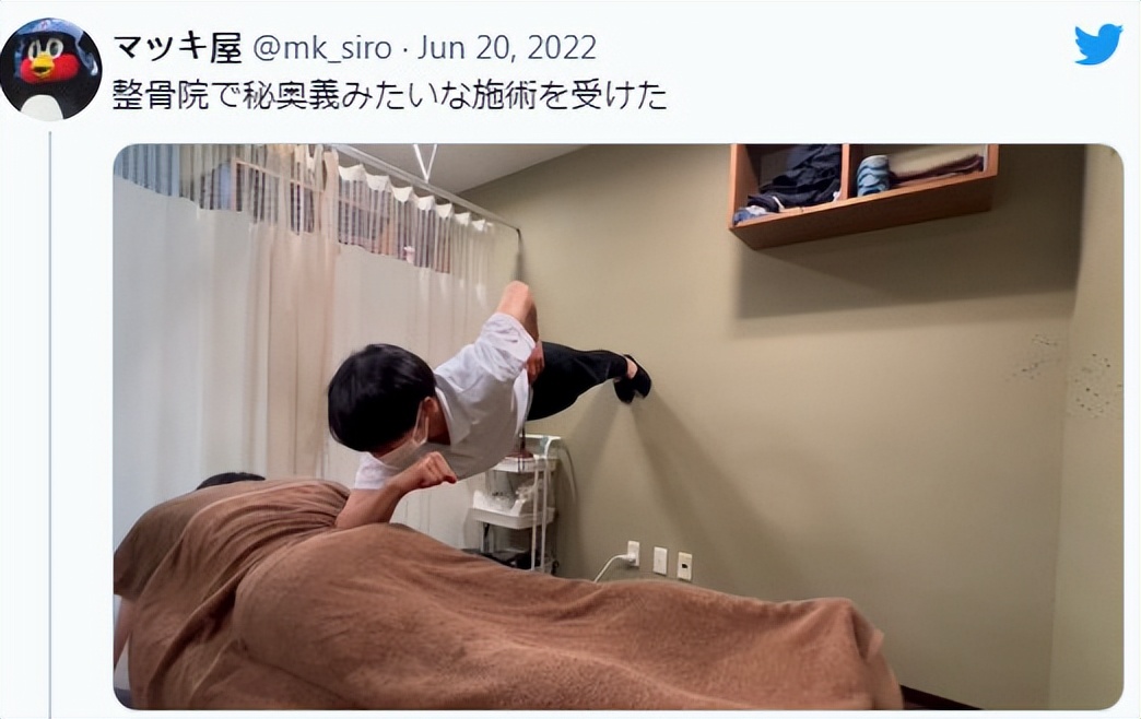 日本技师给客人按摩的画面让人不可思议，竟整个人爬到墙上去了