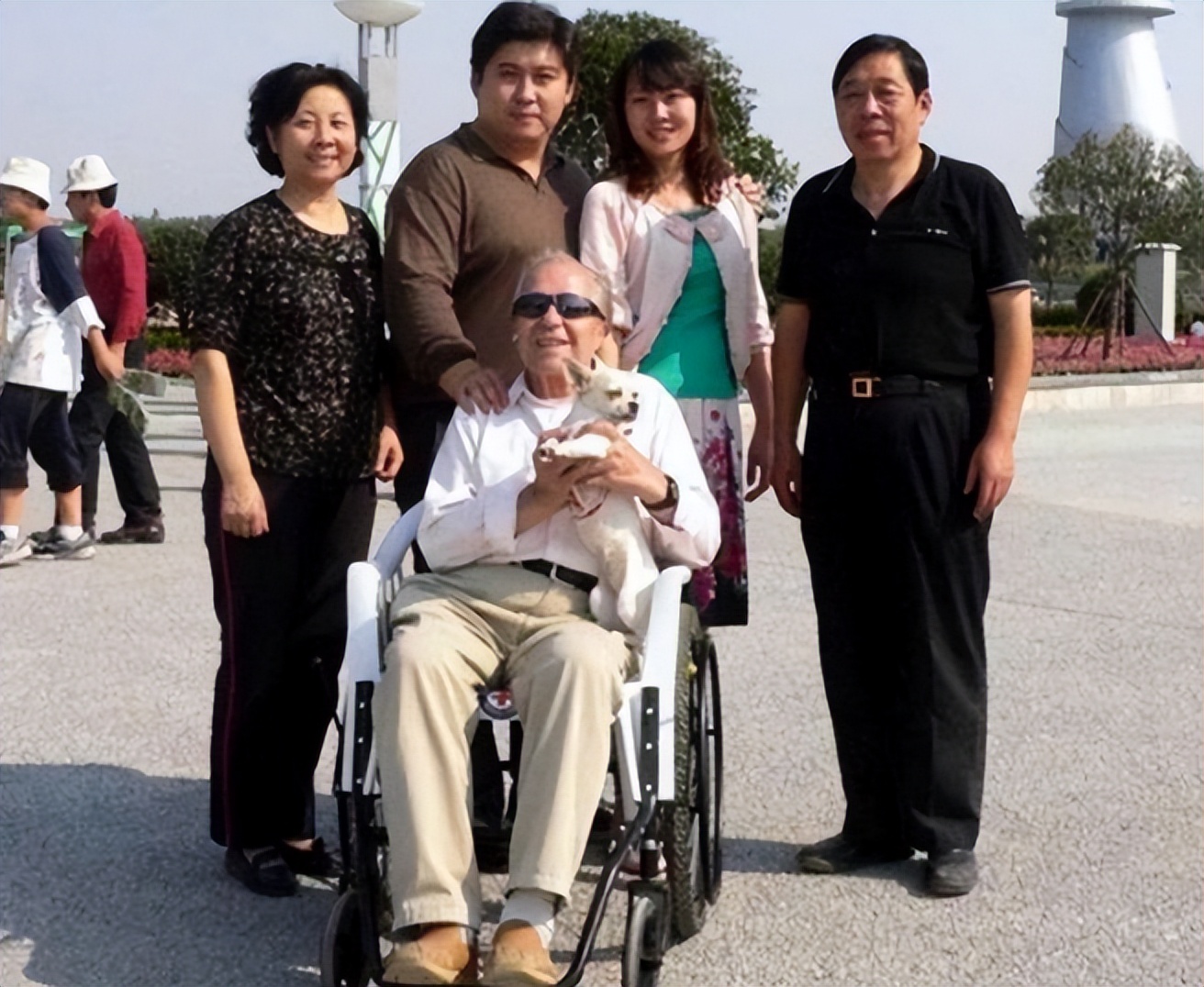 中国小伙为报答英国孤寡房东,中国小伙为瑞士房东养老送终