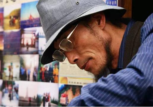 宁波小伙拉一破板车徒步35年,宁波徒步小伙