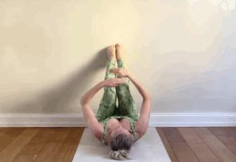 “盆底肌松”憋不住尿?这8个瑜伽体式不用跑跳,靠墙就能练!