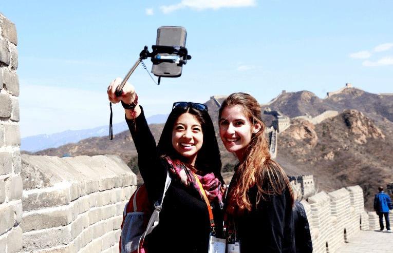 外国游客涌入中国,很多外国人都涌入中国游玩