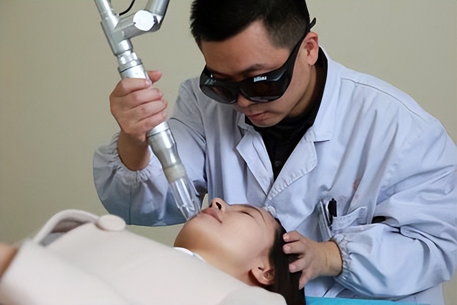 黑痣长在脸上各部位代表什么图片,医生说黑痣有癌变的可能怎么办