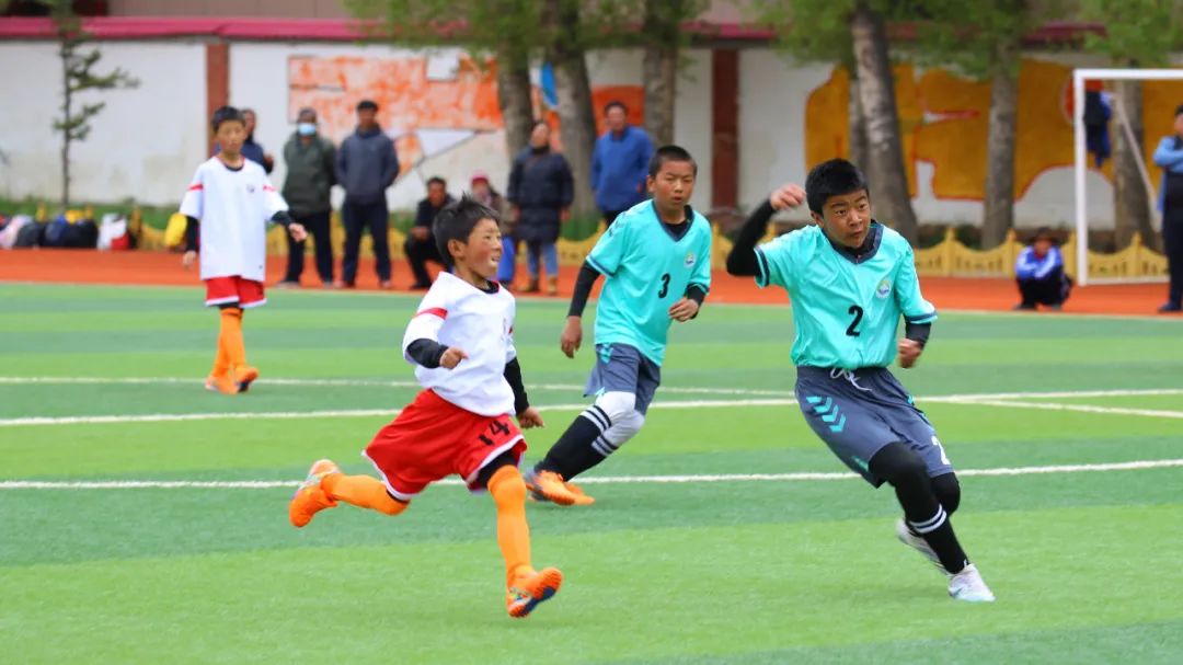 少年篮球赛场面,少年足球联赛视频