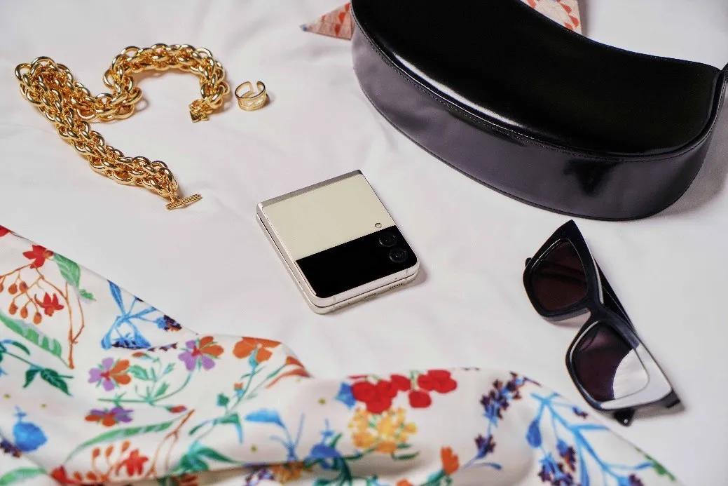 三星galaxyzflip3少女,现货三星galaxyzflip35g功能