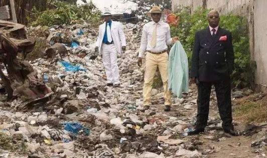 非洲最奇葩的贫民窟,捡剩饭也要花20万买名牌西装,只为上街遛一圈