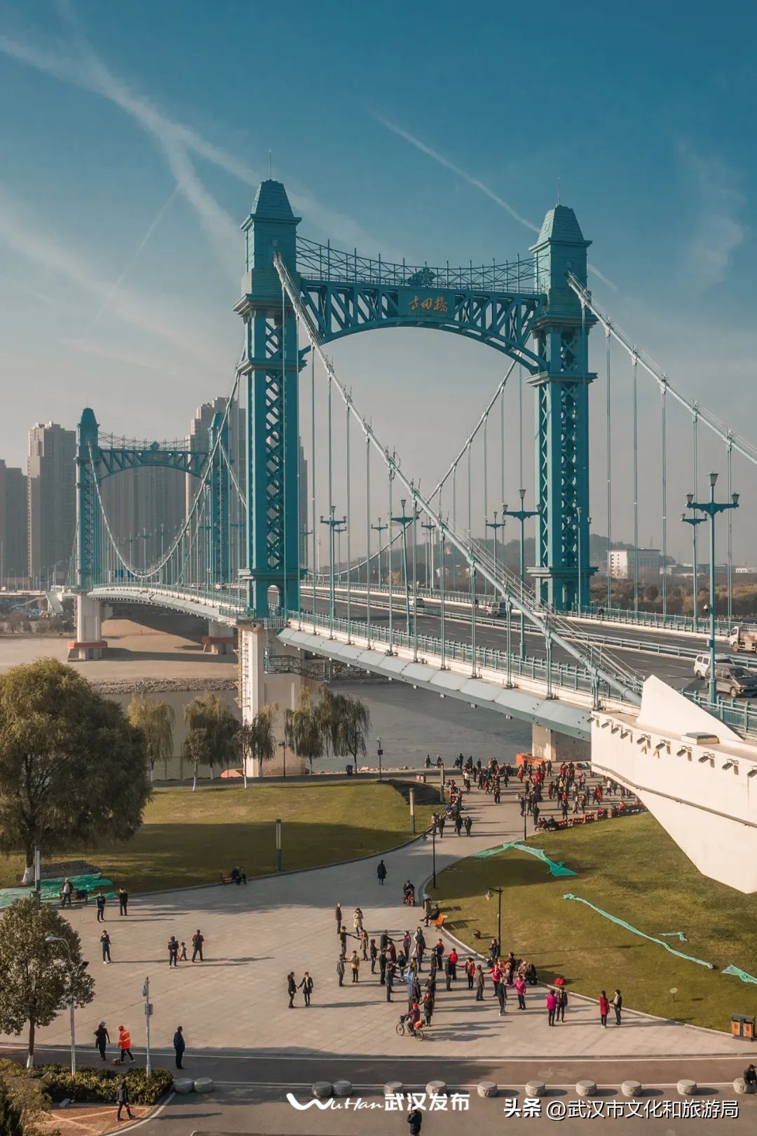 汉口江滩上新太阳能座椅,最近的江滩