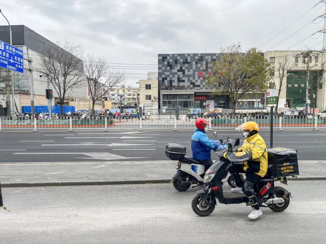 外卖骑手超负荷运转，每天工作14小时，怕被封住朋友车里半夜被冻醒，有人睡天桥底下有人随身背睡袋