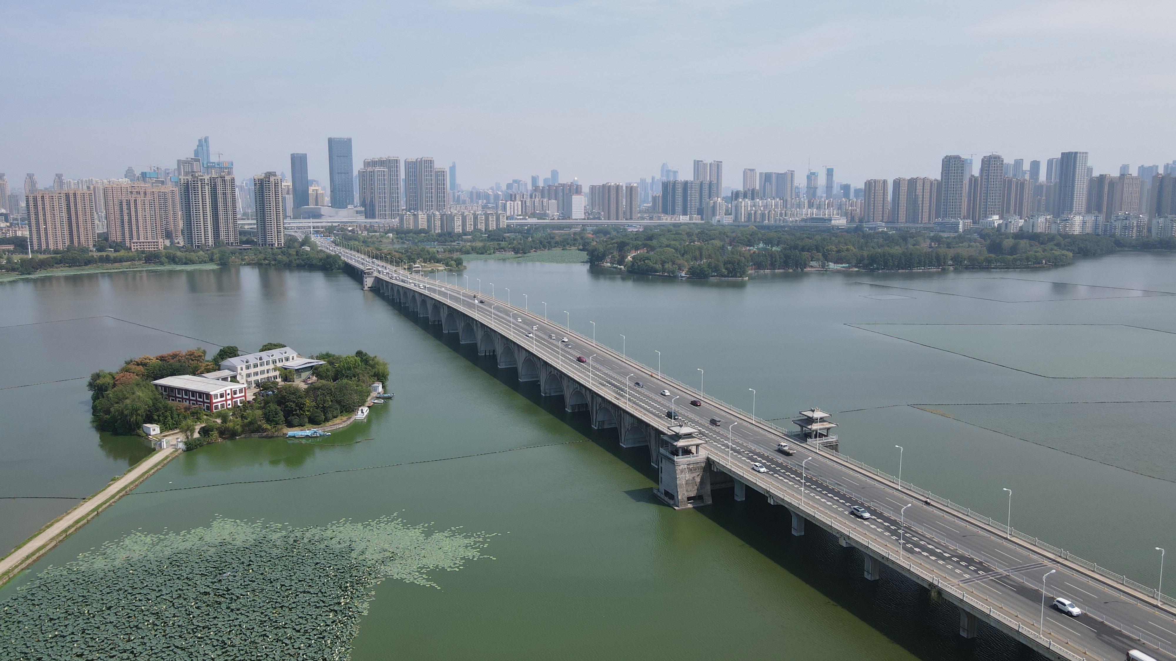 坚持城市管理提升城市市容,坚持精致城市建设理念