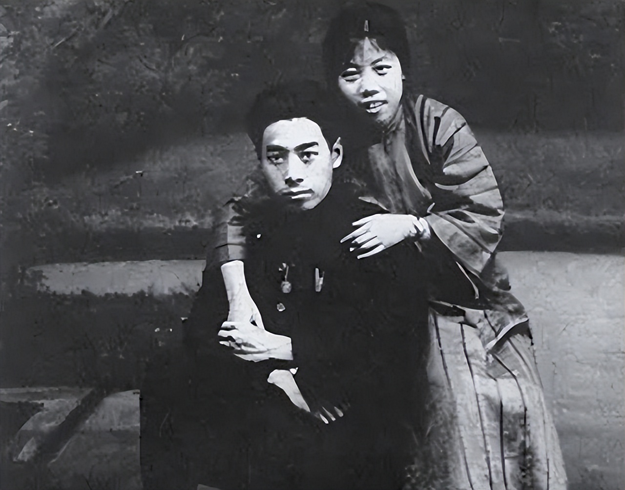 与周总理假扮“革命夫妻”，1976年得知总理去世，她哭晕在大堂