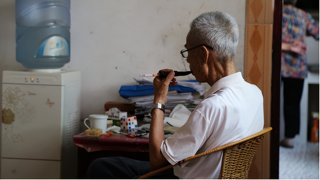 男老师因“强奸”女学生入狱10年，出狱后，女学生集体为老师喊冤